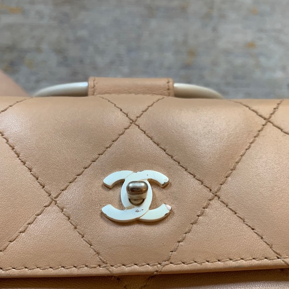 Chanel tan iridescent mini leather lucite ring handle bag - Picture 13 of 14